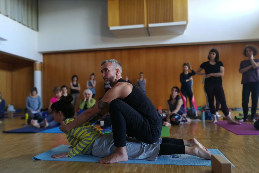 YANG YOGA – Hands on Unterricht bei der YogaCon in Linz 2019 YogaCon von YOGAWEGE in Linz 2019