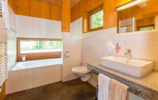 Badezimmer des „Wiesenschlafhäusl“ auf der „GutsAlm Harlachberg“