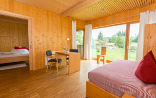 Wohnbereich des „Wiesenschlafhäusl“ auf der „GutsAlm Harlachberg“