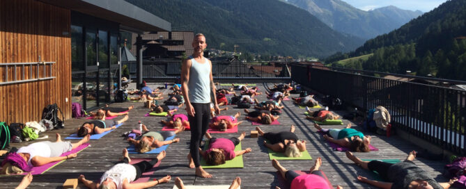 Joachim Koch gibt eine Yogastunde für viele Yogis und Yoginins beim Mountain Yoga Festival in Österreich