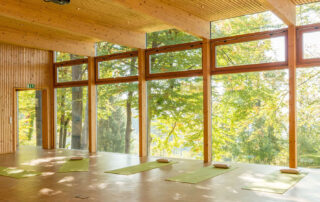 Yoga-Raum der „GutsAlm Harlachberg“ mit Panoramablick auf Natur und Umgebung