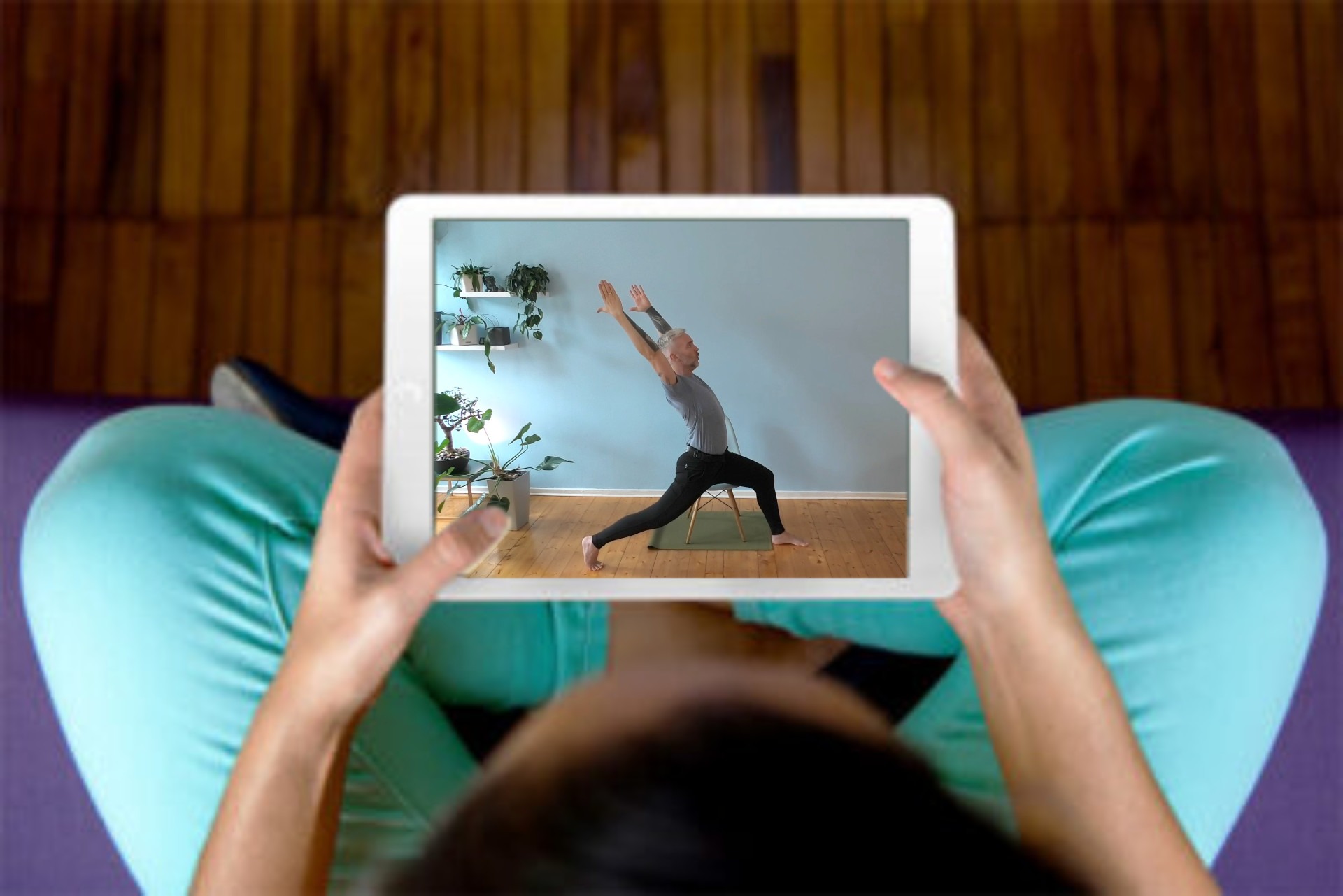 Online-Yoga auf dem Stuhl